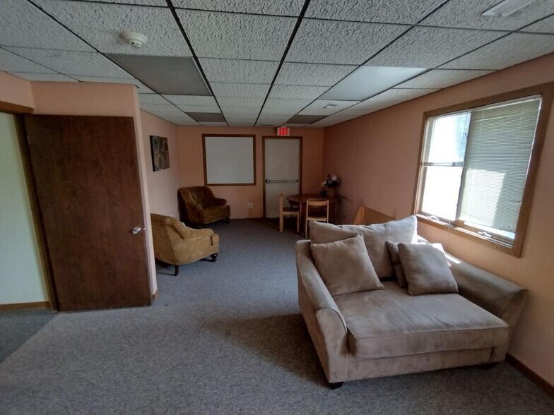 More Photos Of 474 Summit St, Elgin Office For Lease
