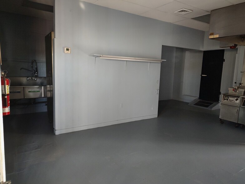 More Photos Of 2106 S Union Ave, Alliance Freestanding For Sale