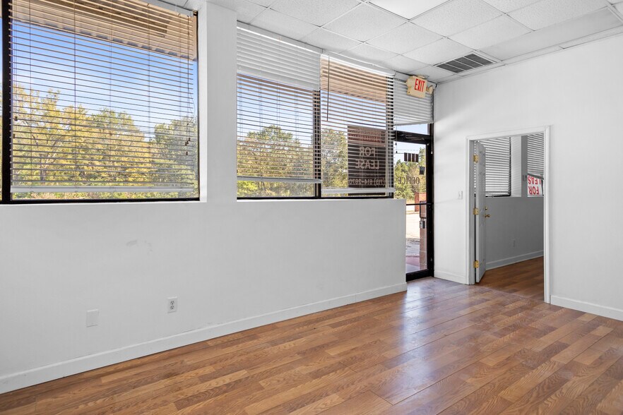 More Photos Of 1504 S Frazier St, Conroe Light Distribution For Lease