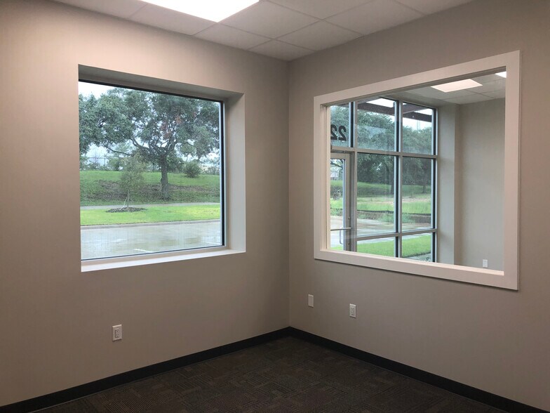 More Photos Of 2519 N Frazier St, Conroe Office Residential For Lease