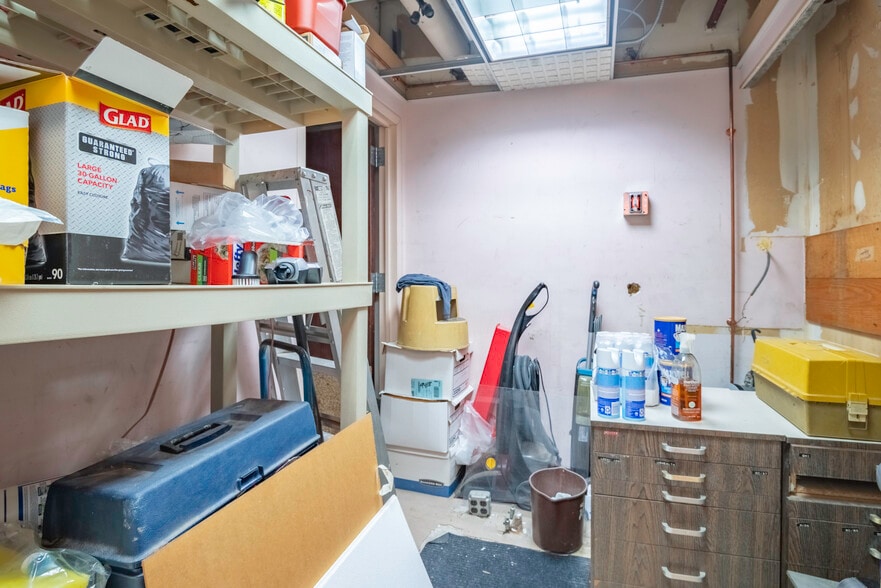 More Photos Of 9418 59th Ave, Elmhurst Office For Sale