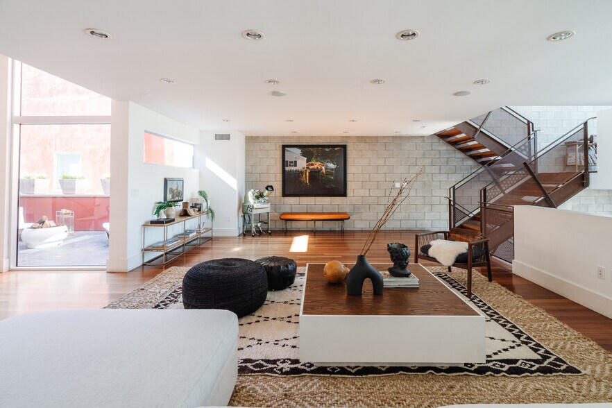 More Photos Of 1320 Abbot Kinney Blvd, Venice Loft Creative Space For Sale