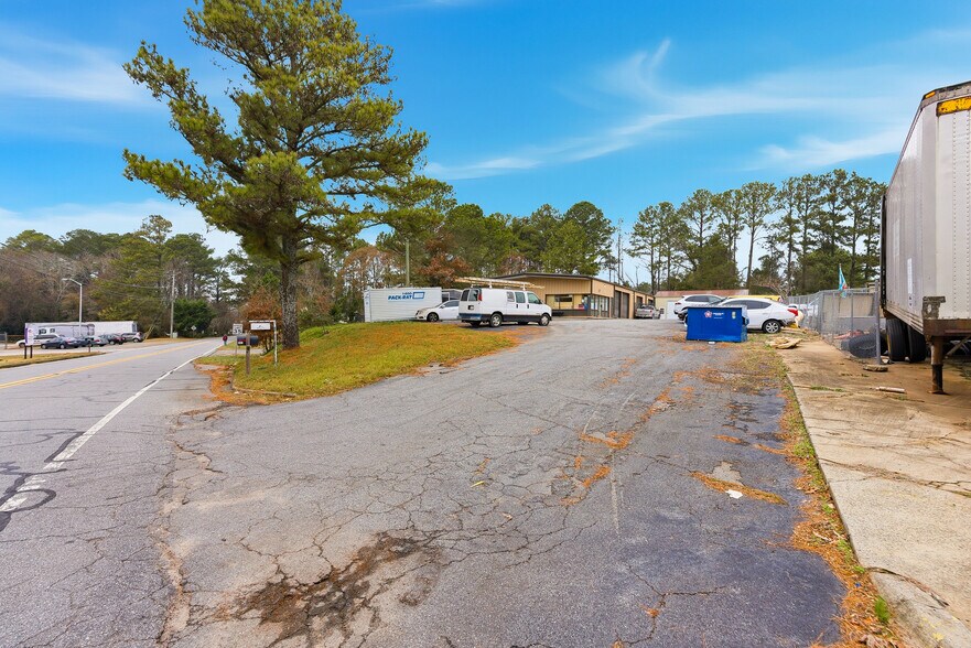 More Photos Of 961 Shallowford Rd NE, Kennesaw Warehouse For Sale