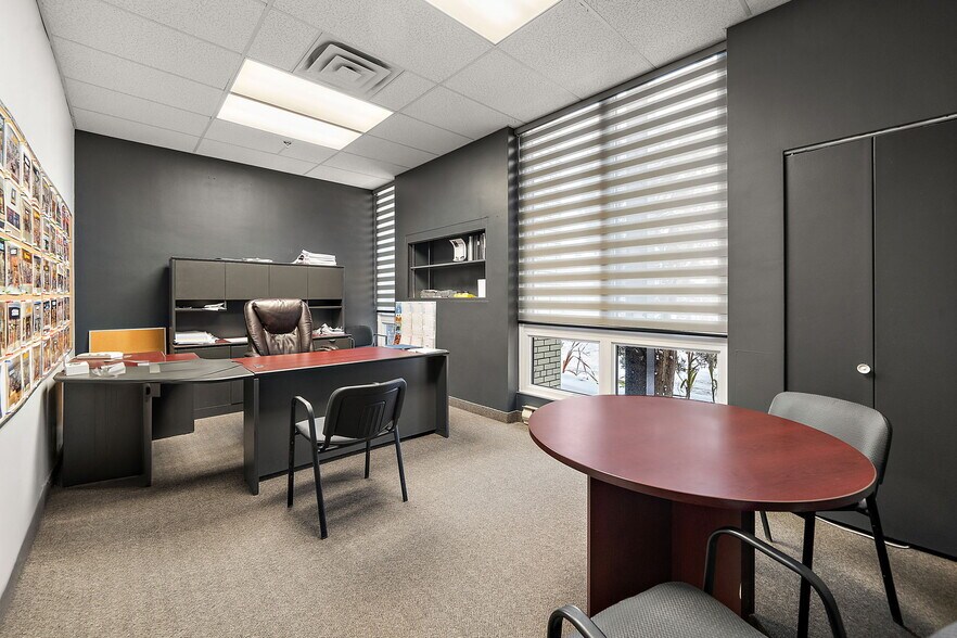 More Photos Of 5660 Rue Ferrier, Mont-Royal Distribution For Lease