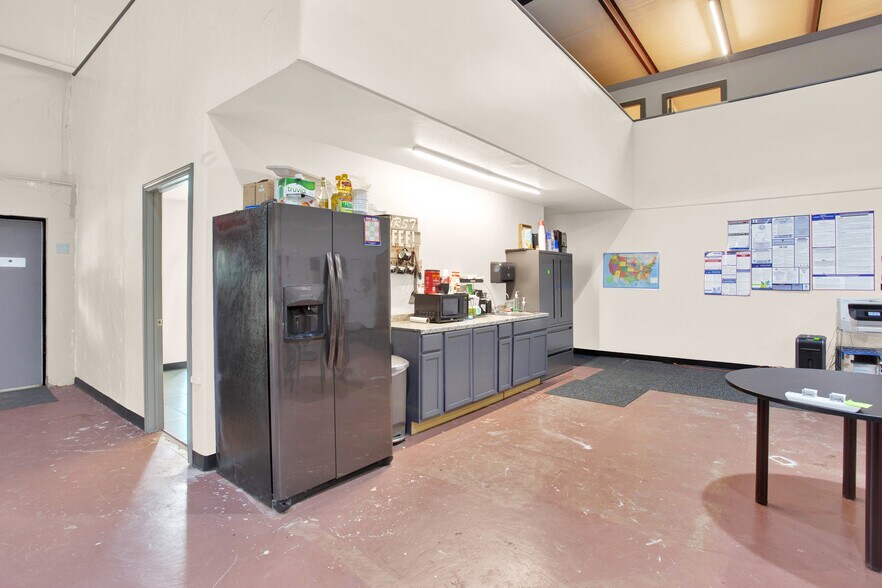 More Photos Of 1300 El Paso St, South Houston Warehouse For Sale