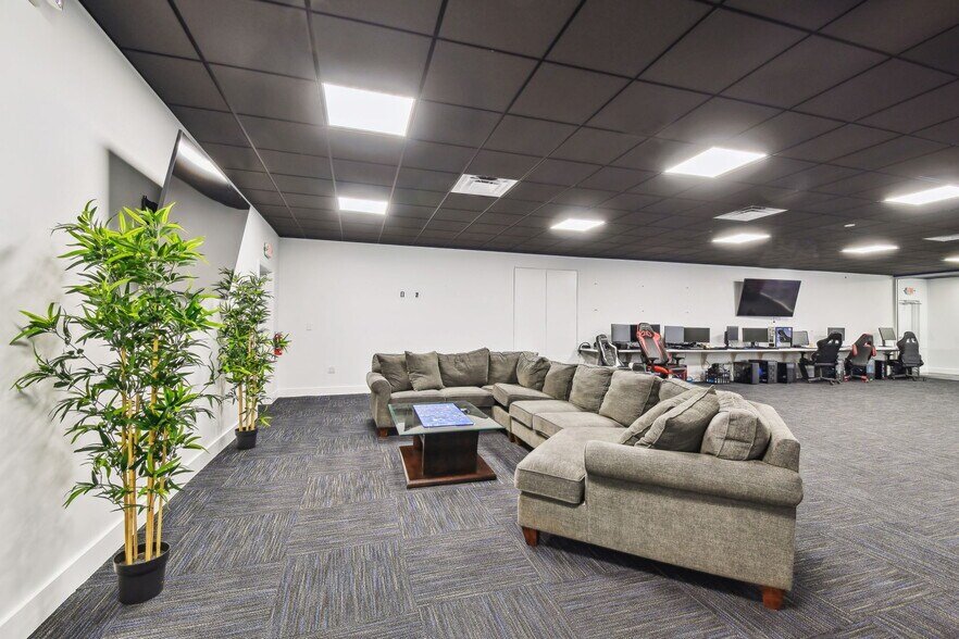 More Photos Of 14915 N Nebraska Ave, Tampa Showroom For Sale