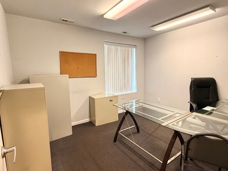 More Photos Of 2618 Airline Blvd, Portsmouth Showroom For Sale