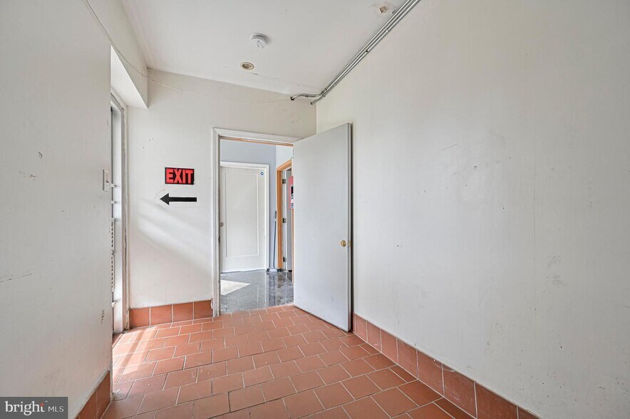 More Photos Of 13 N East Blvd, Vineland Flex For Sale