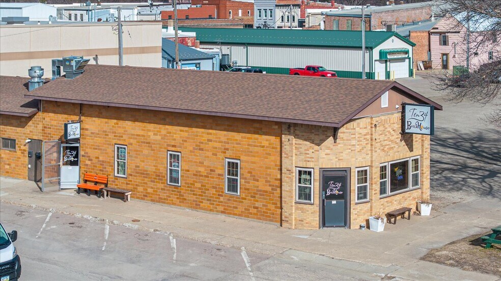 More Photos Of 1034 8th St, Onawa Bar For Sale