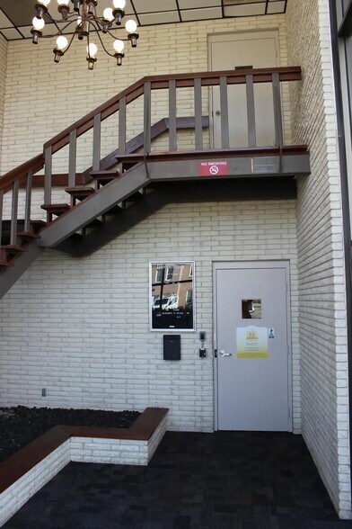 More Photos Of 2210 Meadow Dr, Louisville Office For Sale