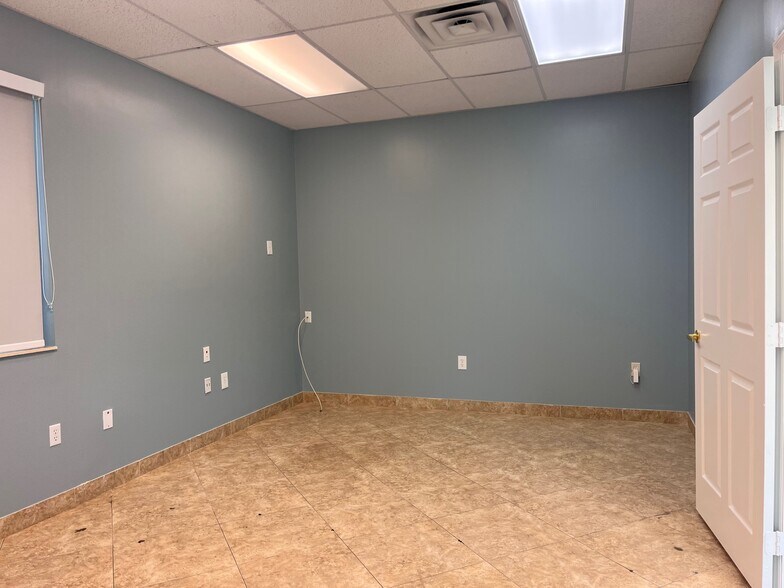 More Photos Of 3500-3553 High Ridge Rd, Boynton Beach Light Distribution For Sale