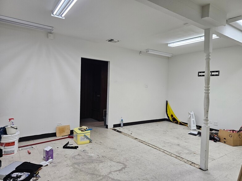 More Photos Of 129-137 Bandera Rd, San Antonio Storefront For Lease