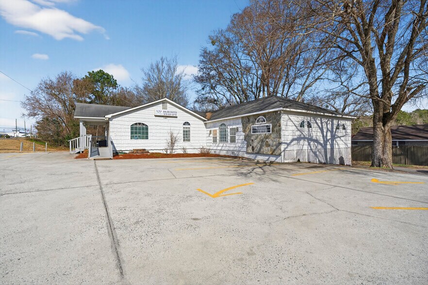 More Photos Of 4849 Mercer University Dr, Macon-Bibb Storefront For Sale