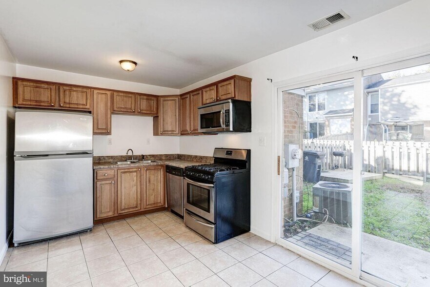 More Photos Of 11555 Laurelwalk Dr, Laurel Multifamily For Sale