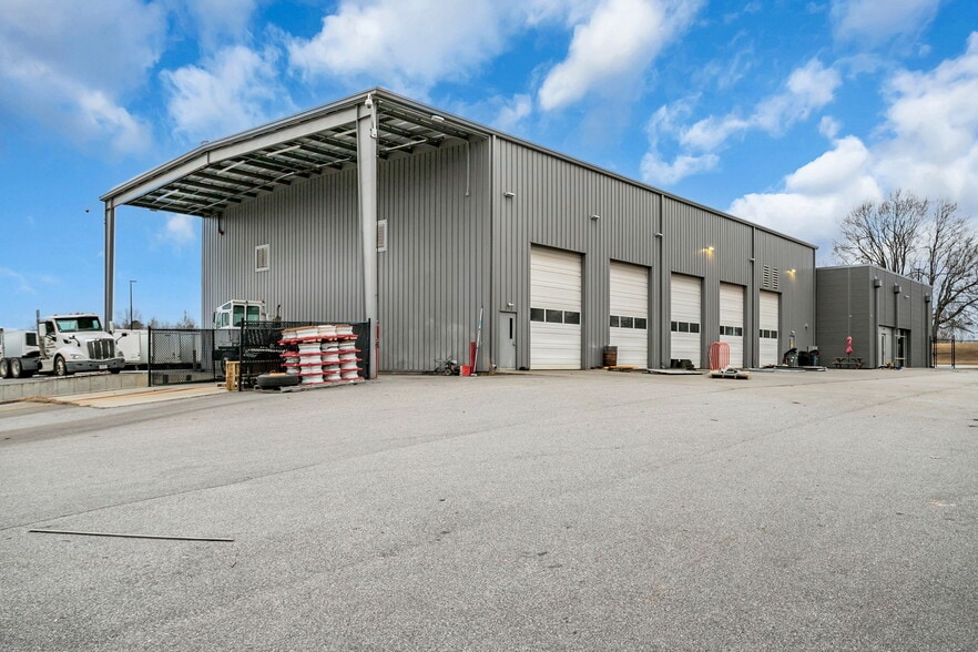 More Photos Of 438 Mayfield Rd, Duncan Flex For Sale