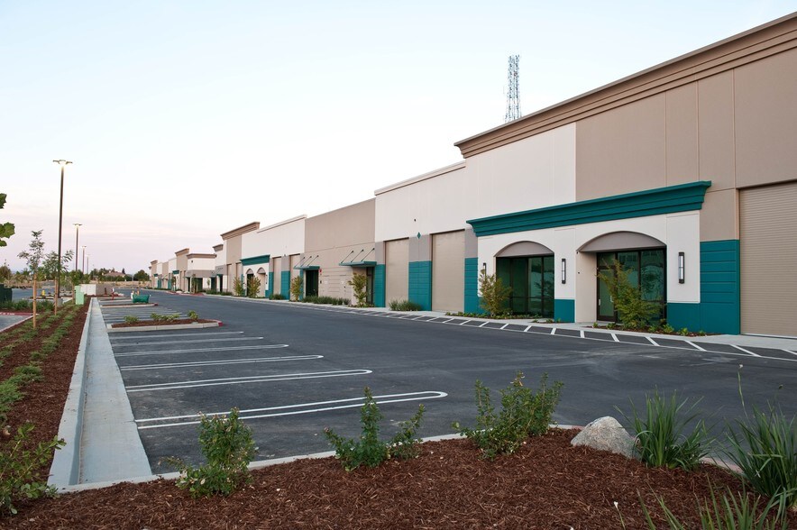 More Photos Of 8417 Washington Blvd, Roseville Warehouse For Lease