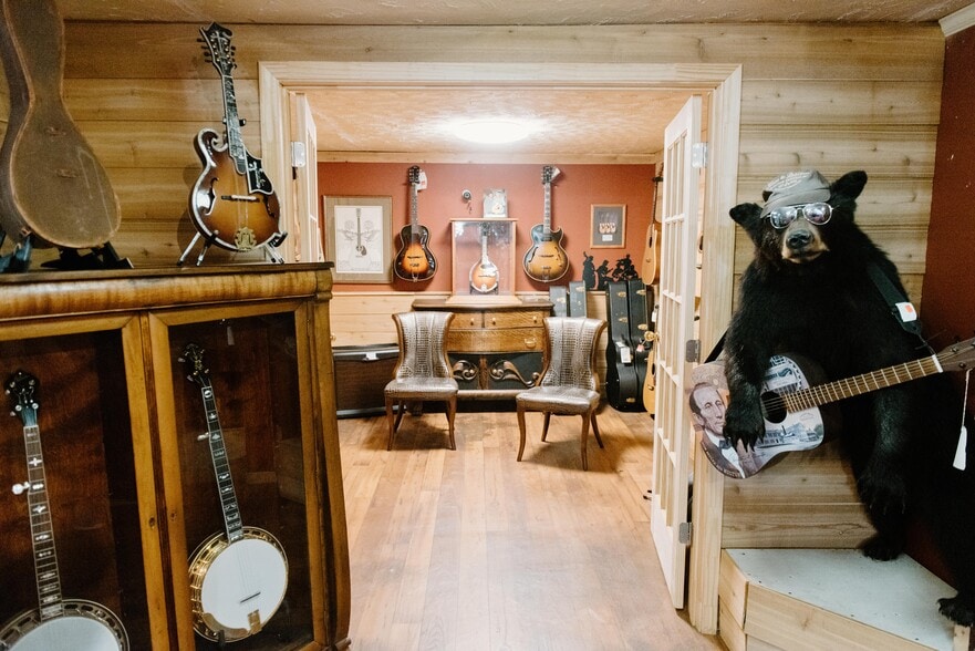 More Photos Of 920 S Chapman St, Greensboro Storefront For Sale