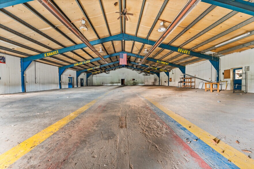 More Photos Of 1983 Leesburg Grove City Rd, Mercer Warehouse For Sale