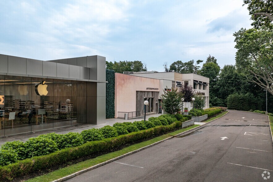 More Photos Of 1900 Northern Blvd, Manhasset General Retail For Lease