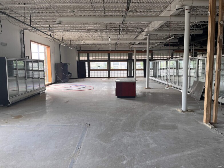 More Photos Of 2611 Third St E, Bloomington General Retail For Lease