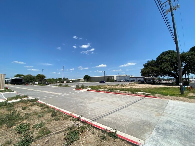 More Photos Of 443 Bastrop Hwy, Austin Flex For Lease