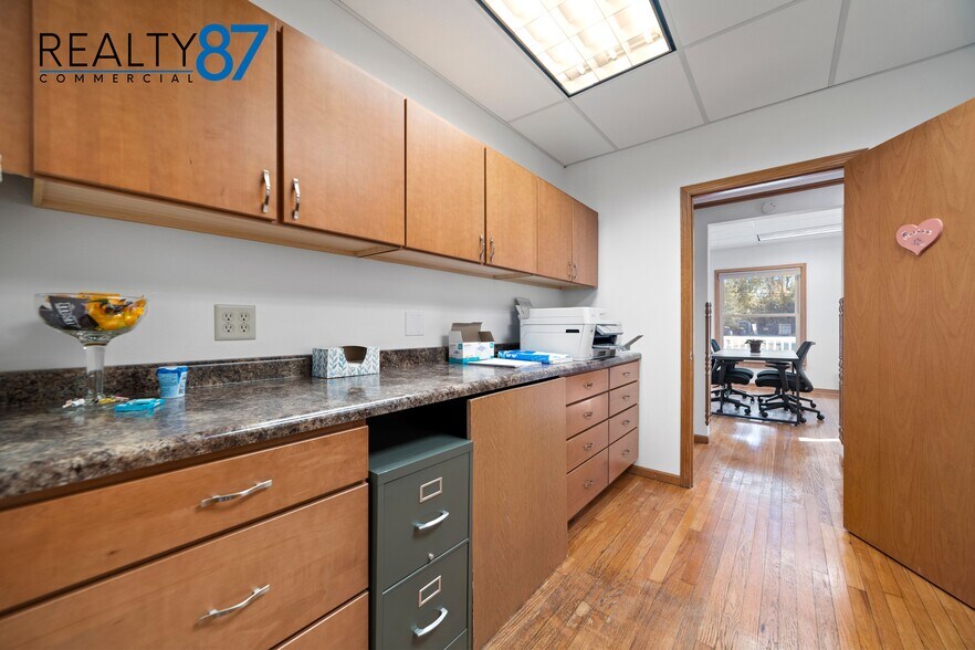 More Photos Of 448 7th Ave, Marion Office For Sale