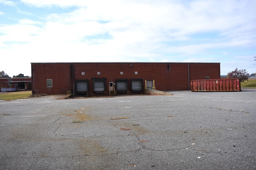 More Photos Of 618 W Finger St, Maiden Distribution For Lease