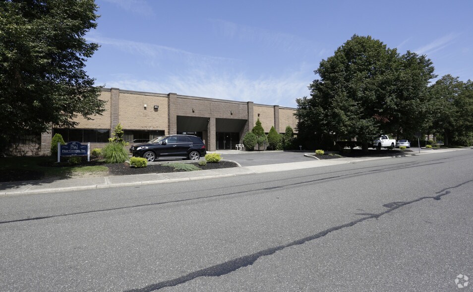 More Photos Of 75 E Jefryn Blvd, Deer Park Warehouse For Sale