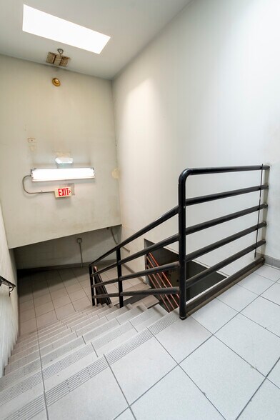 More Photos Of 425 N Varney St, Burbank Manufacturing For Lease