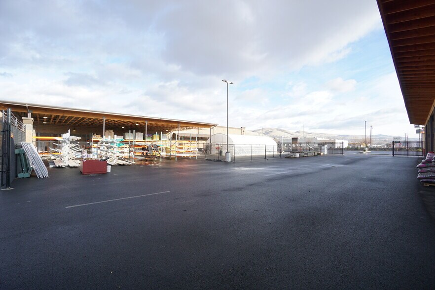 More Photos Of 104 Butterfield Rd, Yakima General Retail For Sale