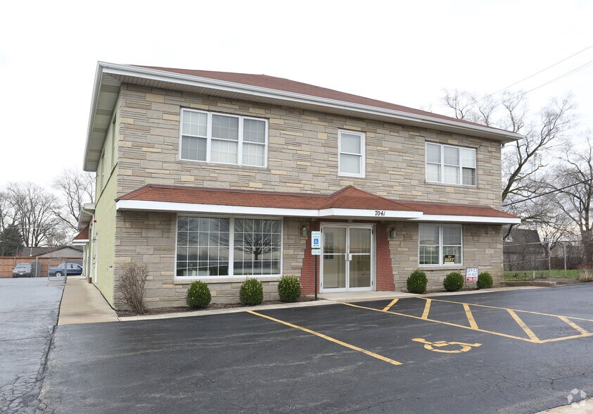 Primary Photo Of 7041 Willow Springs Rd, Countryside Office For Lease