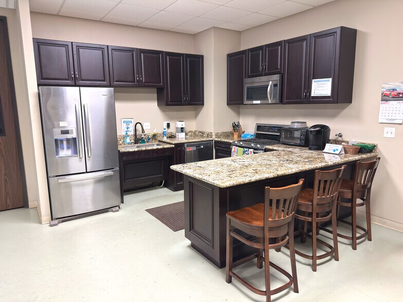 More Photos Of 14427 Interdrive W, Houston Warehouse For Lease