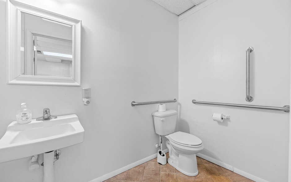 More Photos Of 105 S First Colonial Rd, Virginia Beach Flex For Sale