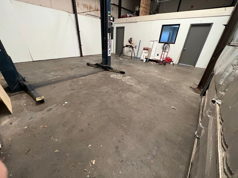 More Photos Of 424 W Henderson St, Cleburne Auto Dealership For Lease