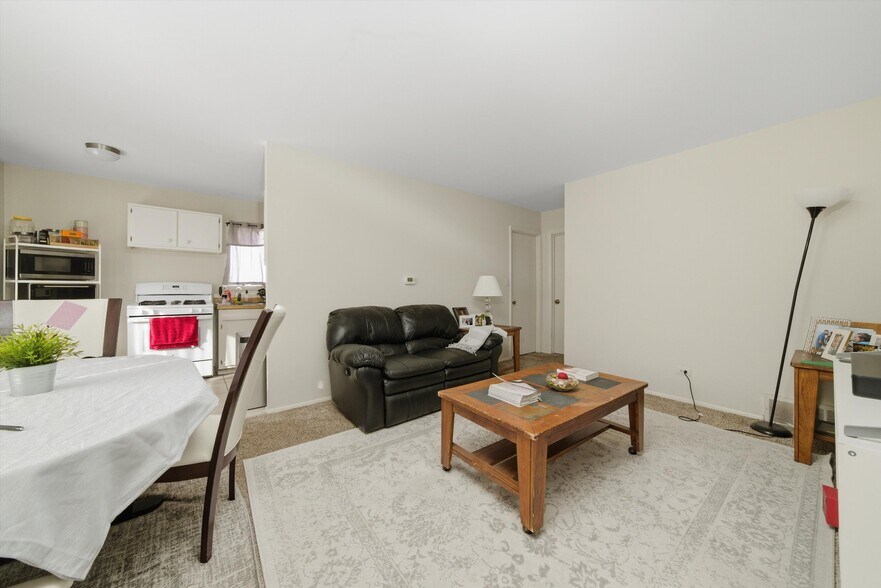 More Photos Of 630 Westmoreland Dr, Vernon Hills Apartments For Sale