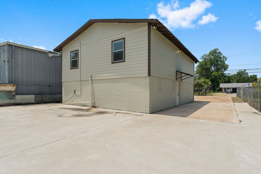 More Photos Of 6640 W Montgomery Rd, Houston Office For Sale