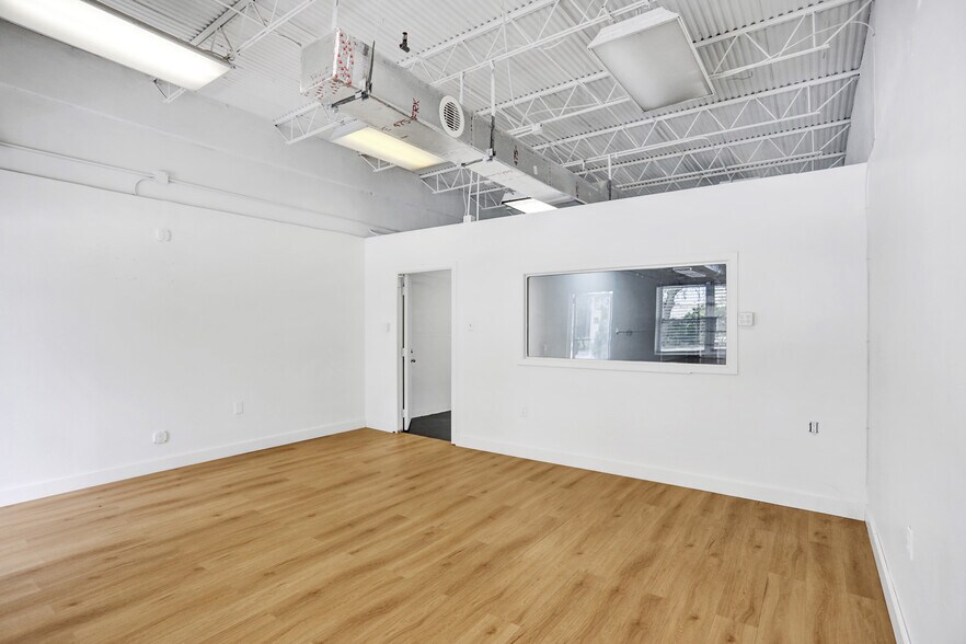 More Photos Of 3930-3948 NE 5th Ave, Oakland Park Warehouse For Lease