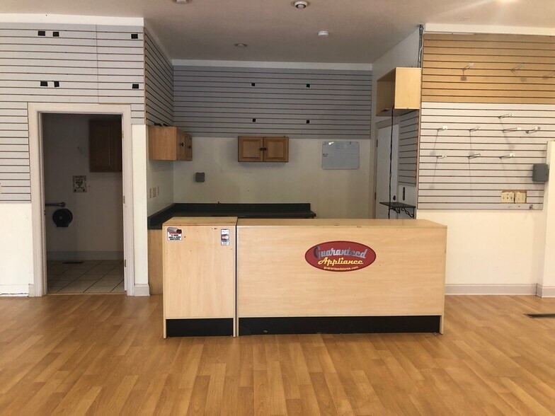 More Photos Of 28 Airport Rd, Arden Freestanding For Lease