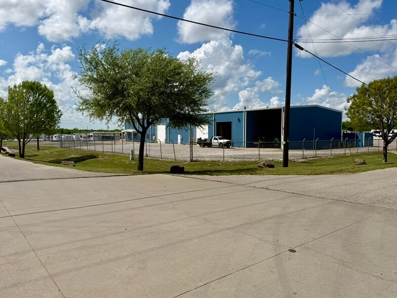 More Photos Of 110 E Barnett Dr, Cleburne Warehouse For Lease
