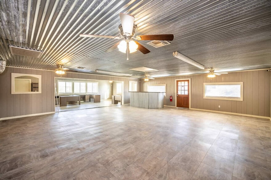 More Photos Of 713 N Riedel St, Yorktown Office For Sale