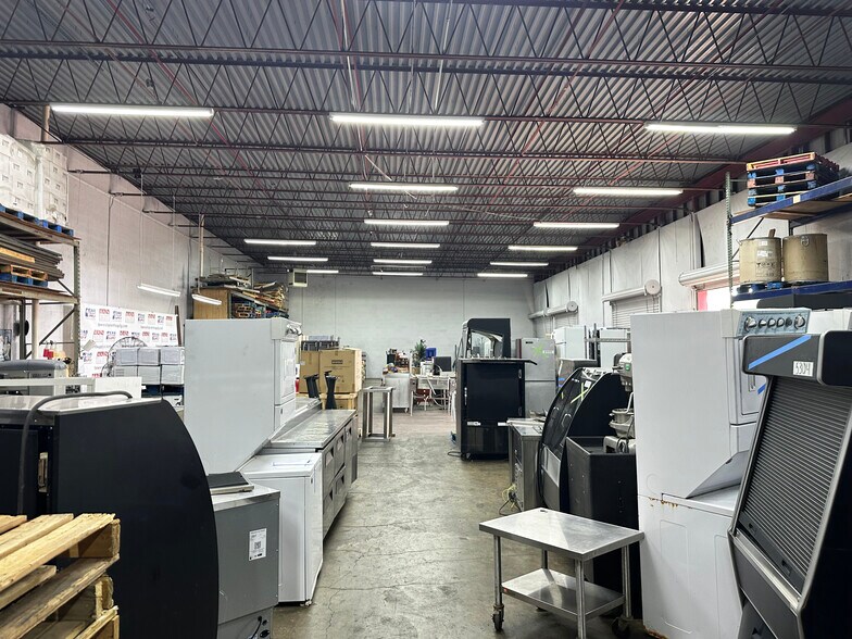 More Photos Of 105-109 NW 13th St, Grand Prairie Showroom For Lease