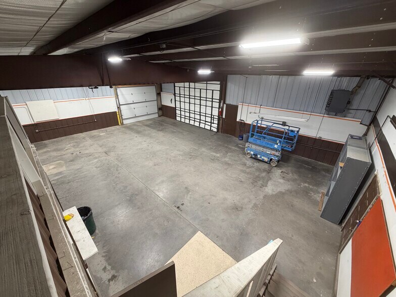 More Photos Of 440 Charmony Frontage Rd, Sterling Warehouse For Lease