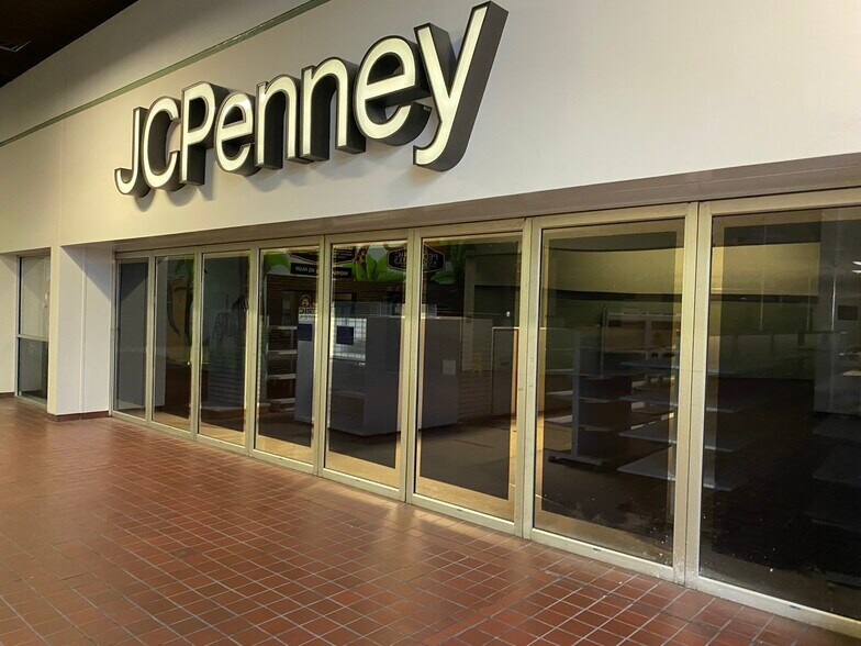 More Photos Of 40 Batavia City Ctr, Batavia Storefront For Lease