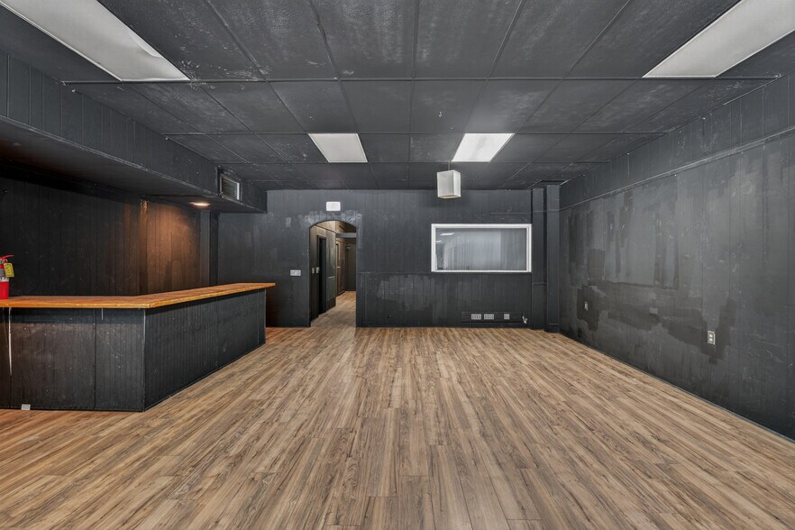 More Photos Of 142 & 144 US-98 Miracle Strip Pky, Fort Walton Beach Storefront For Sale