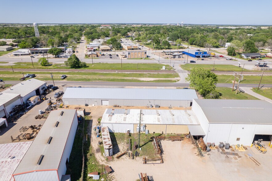 More Photos Of 2403 Washington St, Waller Flex For Lease