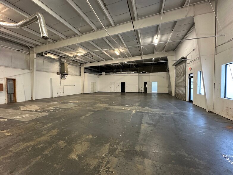 More Photos Of 1280 Hand Ave, Ormond Beach Showroom For Lease