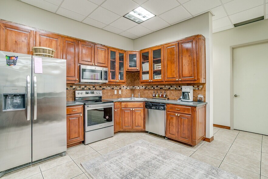 More Photos Of 914 N Sylvania Ave, Fort Worth Medical For Lease