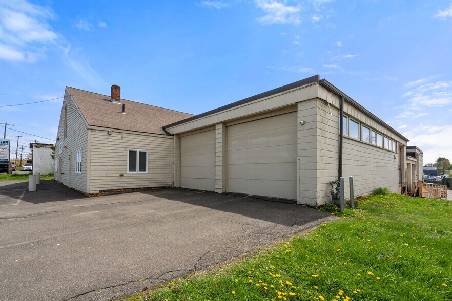 More Photos Of 109 Talcott Rd, West Hartford Manufacturing For Sale