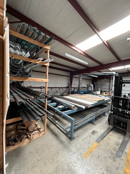 More Photos Of 440 N Broadway St, Joshua Manufacturing For Lease