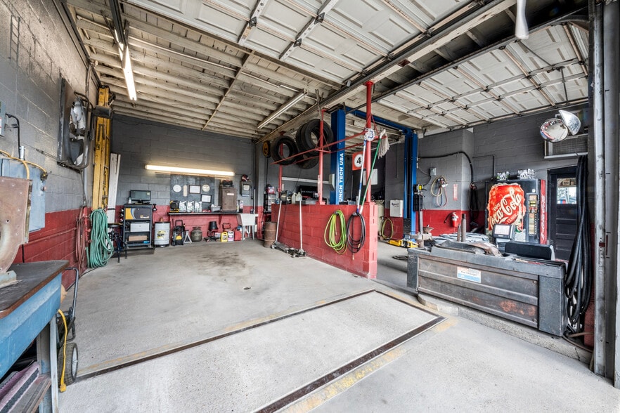 More Photos Of 5202 S Main St, Crosby General Retail For Sale